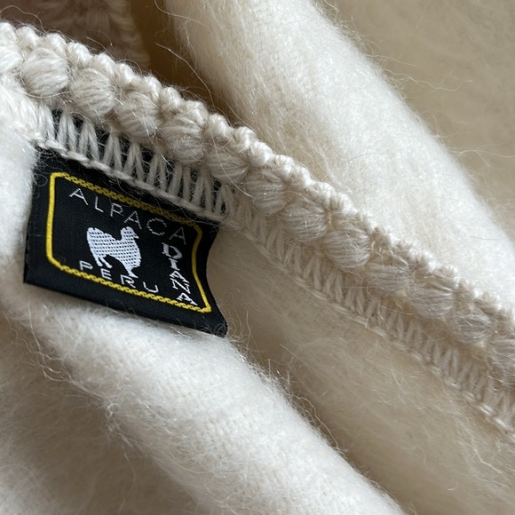 Elegant Alpaca Cloak Wrap w/Scarf - Picture 5 of 6